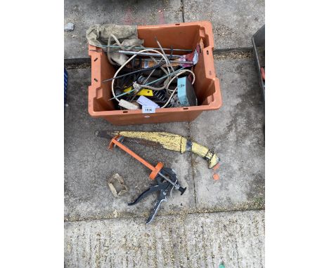 AN ASSORTMETN OF TOOLS TO INCLUDE CHISELS AND SAWS ETC 