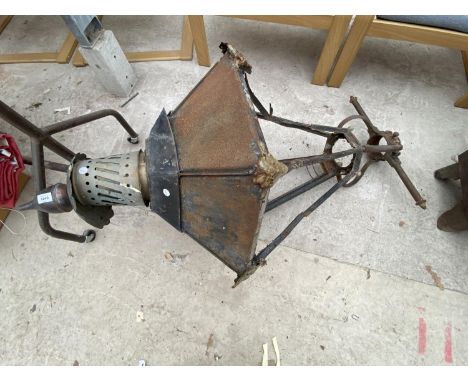 A LARGE VINTAGE AND DECORATIVE OUTSIDE LIGHT FITTING 