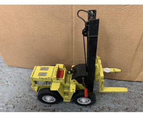 A VINTAGE METAL FORK LIFT TRUCK 