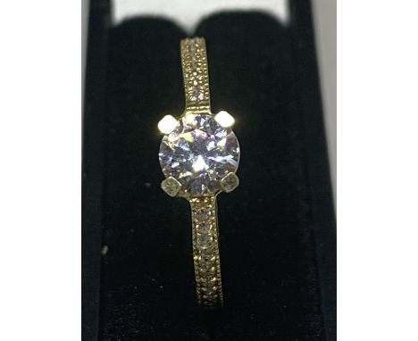 A 9 CARAT GOLD RING WITH CENTRE CLEAR STONE AND CHIPS TO SHOULDERS 