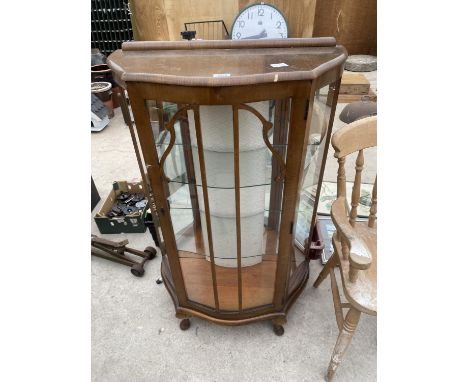 A MID 20TH CENTURY OAK CHINA CABINET 