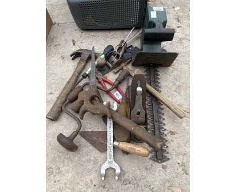 AN ASSORTMENT OF TOOLS TO INCLUDE AN ELECTRIC HEDGE TRIMMER, HAMMERS AND TWO WOOD PLANES ETC 