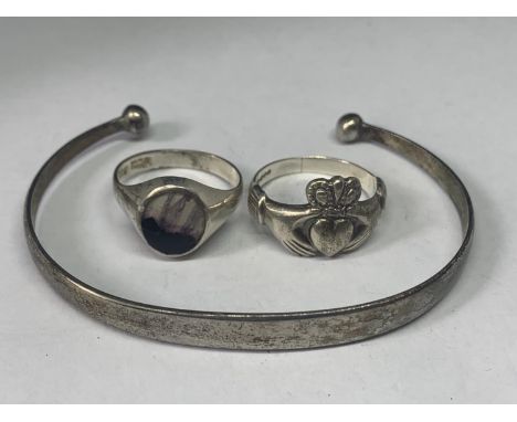 A SILVER BANGLE AND TWO SILVER RINGS 