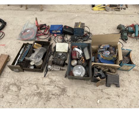 A LARGE QUANTITY OF VINTAGE AUTOMOBILE ITEMS TO INCLUDE MIRRORS, LIGHTS AND A CROMPRESSOR GREASE GUN ETC 