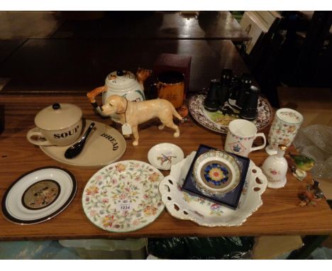 A MIXED SELECTION TO INCLUDE A MODEL OF A YELLOW LABRADOR , QUEENS TANKARD, SPODE HUNTING DOGS BLACK LABRADOR PLATE 
