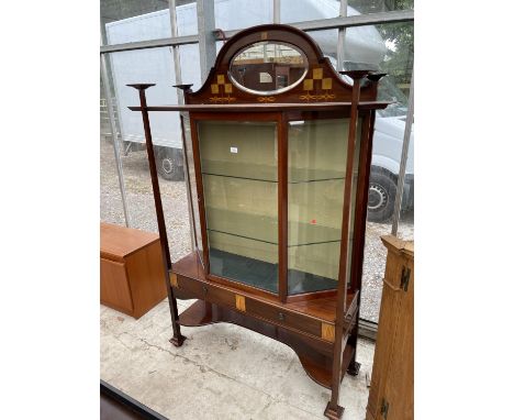 AN ART NOUVEAU MAHOGANY AND INLAID DISPLAY CABINET WITH TAPERING SIDE SUPPORTS, OVAL MIRROR-BACK AND OPEN SHELF TO THE BASE, 