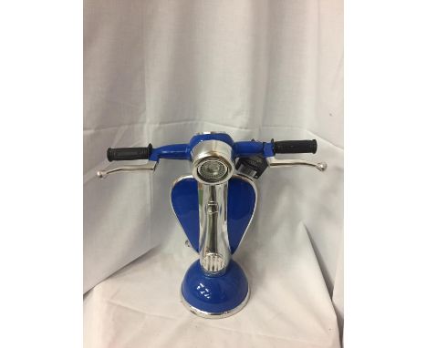 A RETRO TABLE LAMP IN THE STYLE OF CLASSIC SCOOTER HEIGHT APPROX 39CM WIDTH APPROX :42CM 