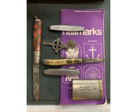 A COLLECTION OF ASSORTED ITEMS TO INCLUDE PENKNIVES, MATCHBOX AND CELTIC CROSS ON CHAIN 