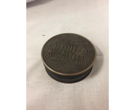 A LARGE SNUFF BOX DEPICTING FRENCH SOLDIERS DIA: 7.5CM 