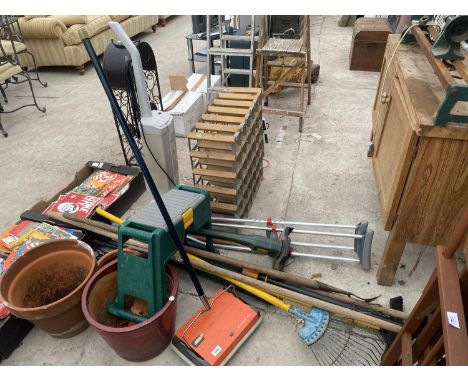 AN ASSORTMENT OF GARDEN ITEMS TO INCLUDE PLANTERS, A GRASS STRIMMER AND TOOLS ETC 