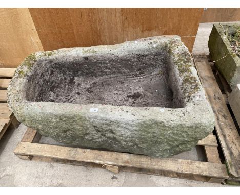 A LARGE ORIGINAL VINTAGE STONE TROUGH (W:74CM L:108CM H:37CM SINK DEPTH:23CM) 