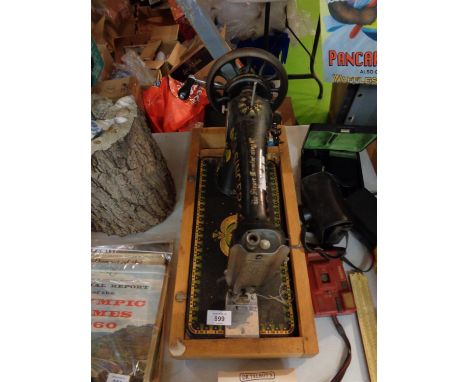 A VINTAGE SINGER SEWING MACHINE HAND CRANKED 