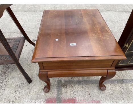 A MAHOGANY LAMP TABLE WITH SINGLE DRAWER 