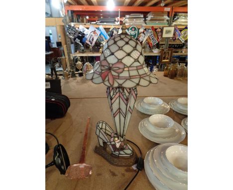 A TIFFANY STYLE TABLE LAMP ATTACHED TO A METAL BASE  H:APPROX 60CM 