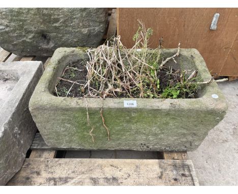 A VINTAGE STONE TROUGH (L:61CM W:36CM H:25CM SINK DEPTH:15CM) 