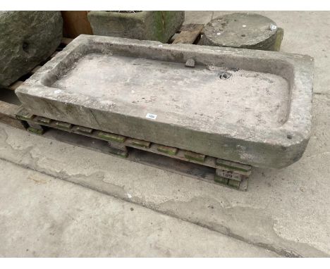 A VINTAGE STONE SINK TROUGH (L:116CM W:52CM H:14CM SINK DEPTH: 6CM) 