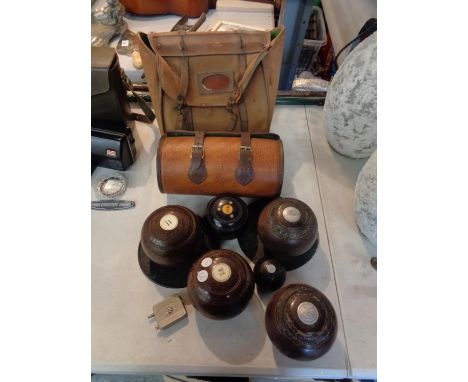 A SET OF VINTAGE BOWLS. TO INCLUDE THE BOWLS, CARRY CASE, BAG AND MEASURE 
