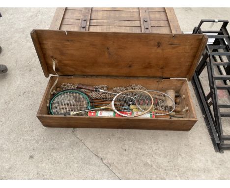 A VINTAGE WOODEN CHEST TO INCLUDE AN ASSORTMENT OF SPORTS EQUIPMENT 