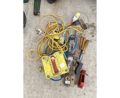 AN ASSORTMENT OF TOOLS TO INCLUDE A 110V TRANSFORMER, SPIRIT LEVELS AND CHISELS ETC 