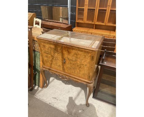 A MID 20TH CENTURY WALNUT COCKTAIL CABINET ON CABRIOLE LEGS, 35" WIDE 