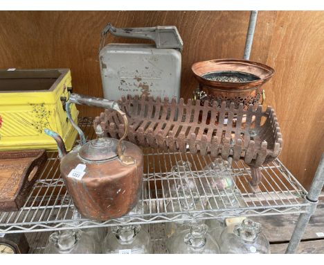 AN ASSORTMENT OF VINTAGE ITEMS TO INCLUDE A COPPER KETTLE, A FIRE GRATE AND A PARAFIN CAN ETC 