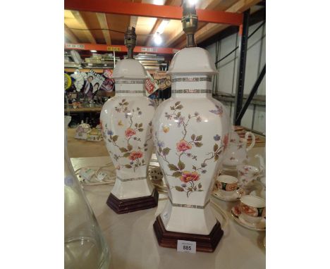 A PAIR OF DECORATIVE CERAMIC TABLE LAMPS WITH A FLORAL DESIGN (A/F - HAIRLINE CRACK) 