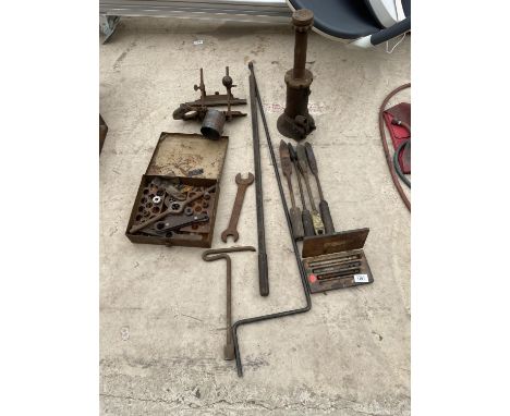 AN ASSORTMENT OF TOOLS TO INCLUDE TAP AND DIE, WOOD PLANES AND A BOTTLE JACK ETC 