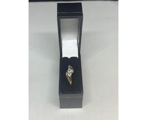 A 9 CARAT GOLD RING ON TWIST DESIGN WITH CLEAR STONES IN A PRESENTATION BOX 