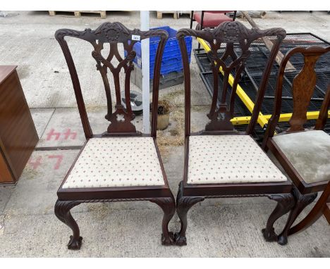 A PAIR OF CHIPPENDALE STYLE DINING CHAIRS 