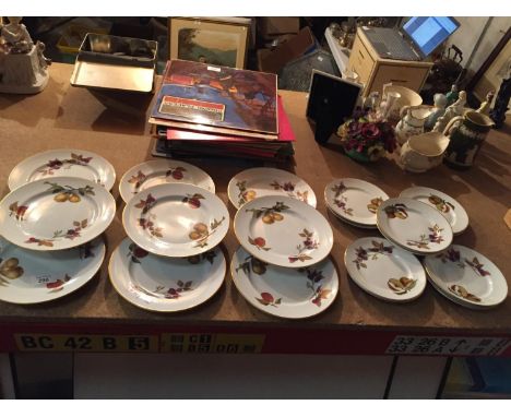 A COLLECTION OF ROYAL WORCESTER EVESHAM TO INCLUDE DESERT AND SIDE PLATES 