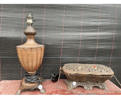 AN ASSORTMENT OF ITEMS TO INCLUDE A TABLE LAMP AND A CARRYING DISH 