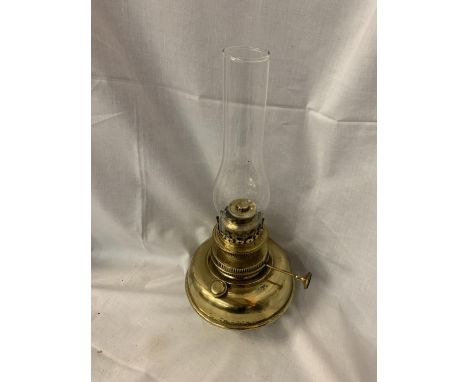 A VINTAGE BRASS OIL LAMP TO INCLUDE A GLASS FUNNEL H: TO TOP OF WICK 23CM 