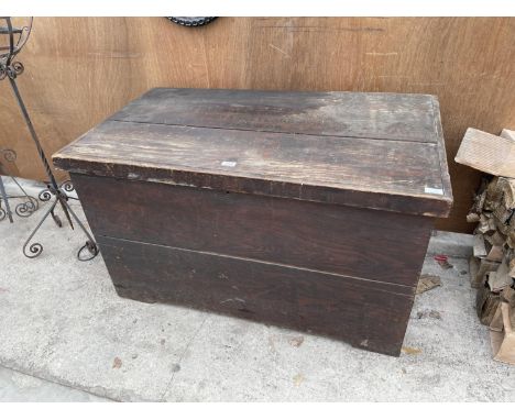 A LARGE VINTAGE PINE MILITARY CHEST STAMPED 'JEAN O HUNTER STANNEYLANDS WILMSLOW' COMPLETE WITH CARRY HANDLES (L:100CM D:62CM