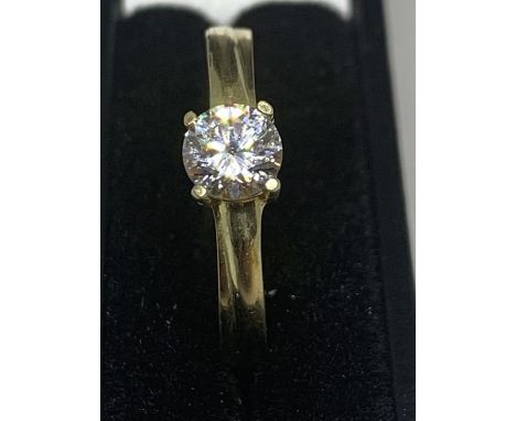 A 9 CARAT GOLD RING WITH A CENTRE CLEAR STONE 