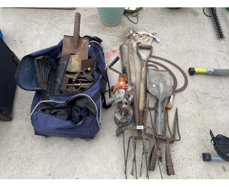 AN ASSORTMENT OF VARIOUS VINTAGE TOOLS TO INCLUDE A BLOW TORCH, FORKS AND SPADES ETC 