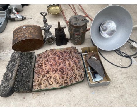 AN ASSORTMENT OF ITEMS TO INCLUDE A VINTAGE TIN, MINCER AND BOTTLE JACK ETC 
