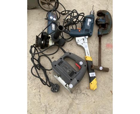 AN ASSORTMENT OF TOOLS TO INCLUDE A SMALL GRINDER, A RECORD NO.202 VICE AND A DRILL ETC 