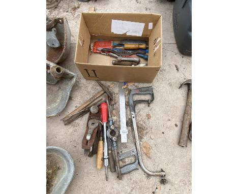 AN ASSORTMENT OF HAND TOOLS TO INCLUDE A WOOD PLANES AND SAWS ETC 