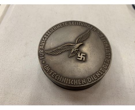 A SNUFF BOX WITH GERMAN DECORATION 