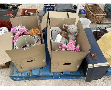 AN ASSORTMENT OF HOUSEHOLD CLEARANCE ITEMS TO INCLUDE CERAMIC PLATES AND ARTIFICIAL FLOWERS ETC 