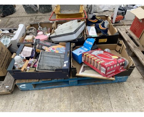AN ASSORTMENT OF HOUSEHOLD CLEARANCE ITEMS TO INCLUDE ROLLER SKATES, CERAMIC FIGURES AND DISHES ETC 