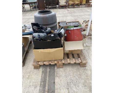 AN ASSORTMENT OF HOUSEHOLD CLEARANCE ITEMS TO INCLUDE A WATER BUTT, A DRUM AND ROLLER SKATES ETC 