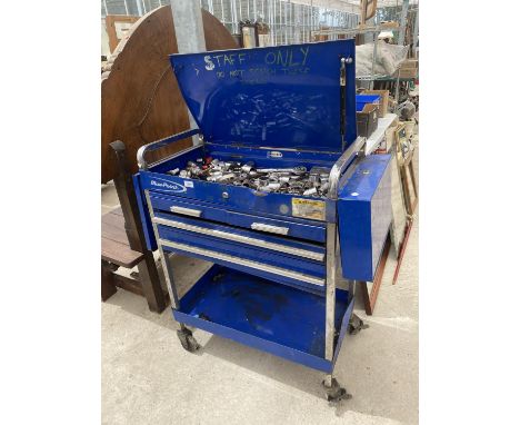 A BLUE-POINT METAL TOOL CHEST ON WHEELS ENCLOSING FOUR DRAWERS TO ALSO INCLUDE CONTENTS OF TOOLS 