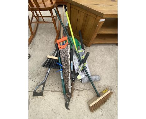 AN ASSORTMENT OF GARDEN TOOLS TO INCLUDE SHEARS, A RAKE AND A HOE ETC 