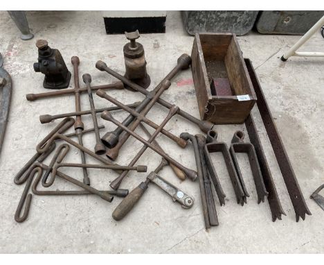 AN ASSORTMENT OF TOOLS TO INCLUDE SPANNERS, BOTTLE JACKS AND HINGES ETC 