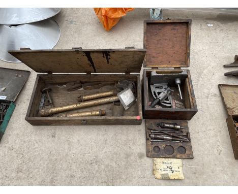 AN ASSORTMENT OF VINTAGE TOOLS TO INCLUDE A VICE ETC 