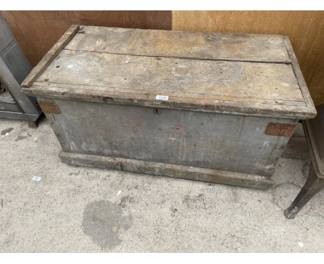 A VINTAGE WOODEN TOOL CHEST (L:92CM H:47CM) 