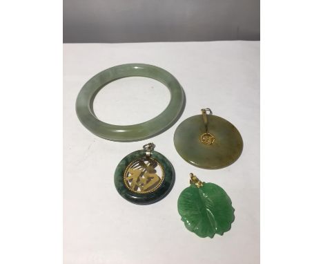 FOUR VARIOUS PIECES OF JADE TO INCLUDE A BANGLE AND THREE PENDANTS 