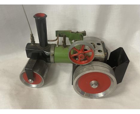 A MAMOD STEAM ROLLER WITH STEERING POLE - UNTRIED BUT FLYWHEEL TURNS FREELY 