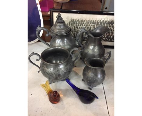 A DECORATIVE FOUR PIECE PEWTER TEA SET TO INLCUDE A TEAPOT, WATER JUG, MILK JUG AND SUGAR BASIN AND TWO GLASS BIRDS 